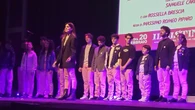 "Il ragazzo dai pantaloni rosa" diventa un juke-box musical