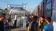 Treno bloccato a Milano per ore con 200 a bordo senza aria condizionata