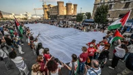 A Napoli in corteo un lungo sudario con nomi di bimbi morti in Palestina