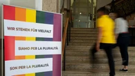 Un banner al posto della bandiera arcobaleno in Provincia di Bolzano