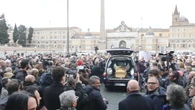 Enrica Bonaccorti, bagno di folla ai funerali a Roma
