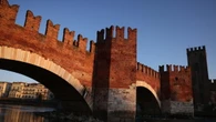 Cade nell'Adige per un selfie, un giovane salvato a Verona