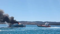 Catamarano a fuoco in acque nord Sardegna, salva l'unica persona a bordo