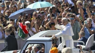 Sviene per il caldo durante l'udienza a S. Pietro, il Papa lo soccorre