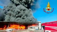 Incendio in un'azienda del Pisano, evacuate una scuola e fabbriche