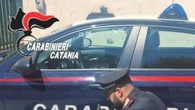 Lascia il cane chiuso in auto come antifurto, denunciato