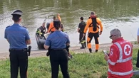 Si tuffa e muore in un canale davanti a moglie e figlia nel Mantovano