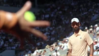 Roland Garros: Djokovic fatica, oltre tre ore per battere Royer