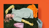La campagna Primavera/Estate 2026 di Prada è un'indagine sulla pubblicità