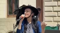 Festa del 2 giugno: Arisa intona l'Inno di Mameli con cappello da bersagliera e Tricolore