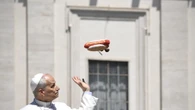 Il Papa ha lasciato il Vaticano, in volo verso Acerra