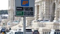 Taglio delle accise, ma i prezzi salgono ancora: il  diesel sopra 2,1 euro