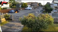 Lancia bottiglia incendiaria contro le auto di una parente, denunciato 70enne