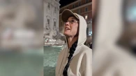 Katy Perry lancia la carta di credito nella Fontana di Trevi