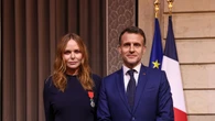 A Stella McCartney la Legion d'honneur dal Presidente Macron
