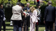 Per Meloni foto ricordo con Briciola, la cagnetta mascotte dei carabinieri