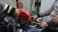 Sale ancora il prezzo della benzina in India, quarto aumento in 11 giorni