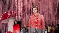 Trasparenze, leggerezza e piume, il debutto di Blazy alla couture Chanel