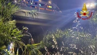 Ciclista investito da un'auto precipita sotto un ponte a Fano, è grave