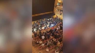 Festeggiamenti a La Fenice dopo la rottura con Venezi