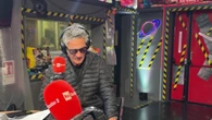 Fiorello canta 'Una lunga storia d'amore' e omaggia Gino Paoli