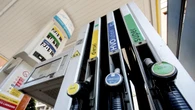 Scendono i prezzi dei carburanti, benzina a 1,881 euro al litro
