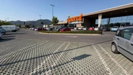 Pedone ferito al petto con colpo di fiocina sparato da un'auto