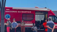 Si tuffa in mare per festeggiare il compleanno e muore