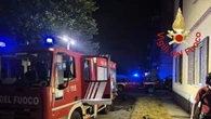 Appartamento a fuoco nel Comasco, morto un anziano, evacuati 15 residenti