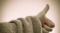 È il Towel Day, dedicato a Douglas Adams e alla sua 'Guida galattica per autostoppisti'
