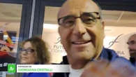 Sanremo, Carlo Conti scherza con il cellulare della giornalista