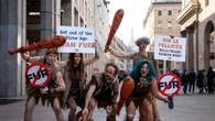 I 'cavernicoli ' di Peta contro le pellicce alla Milano Fashion week