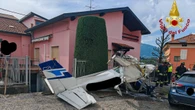 Ultraleggero si schianta tra le case, un morto e un ferito grave