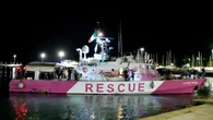 Sbarcati a Crotone i 47 migranti soccorsi dalla Louise Michel
