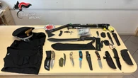 Spara e ferisce un passante, in casa trovati un fucile da sub e un machete