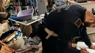 Neonato tra droga e rifiuti, arrestato il compagno della madre