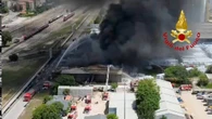 Brucia magazzino di materiale plastico a Mantova, evacuate 800 persone