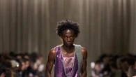 I moderni flaneur di Jonathan Anderson per Dior in passerella a Parigi