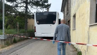 Bloccato l'uomo che ha aggredito la moglie a martellate su un bus