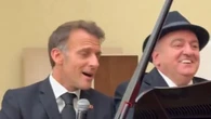 Macron in Armenia si improvvisa cantante sulle note di Aznavour