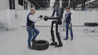 Nella fabbrica di Renault robot umanoidi al lavoro insieme agli operai