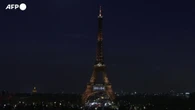 La Torre Eiffel si illumina per il ritorno sul palco di Celine Dion