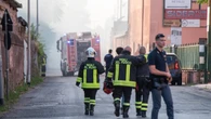 Fiamme in un vivaio a Roma, alta colonna di fumo evacuate alcune case