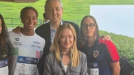 Meloni premia l'azzurra Sara Curtis dopo lo show da record europeo