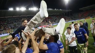 Il Como festeggia la Champions, pullman scoperti in giro per la città