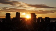 Aspettando il Sole tra i monoliti di Stonehenge, il fascino del sito dei druidi