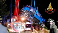 Recuperato il corpo dell'uomo precipitato in auto nel lago di Como
