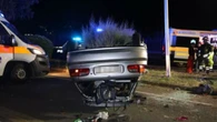 Inseguono auto con famiglia a bordo e ne provocano ribaltamento, 2 arresti