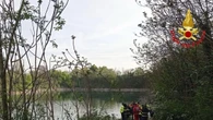 Uomo trovato morto in un' auto finita in un laghetto