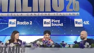 Sanremo, Mazzariello intona Battisti in sala stampa